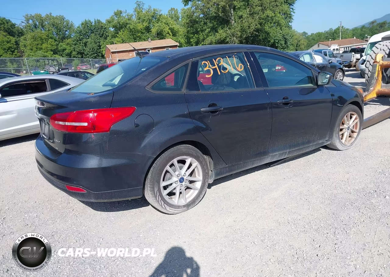 2018 Ford Focus Se VIN:1FADP3F21JL242924 - 4