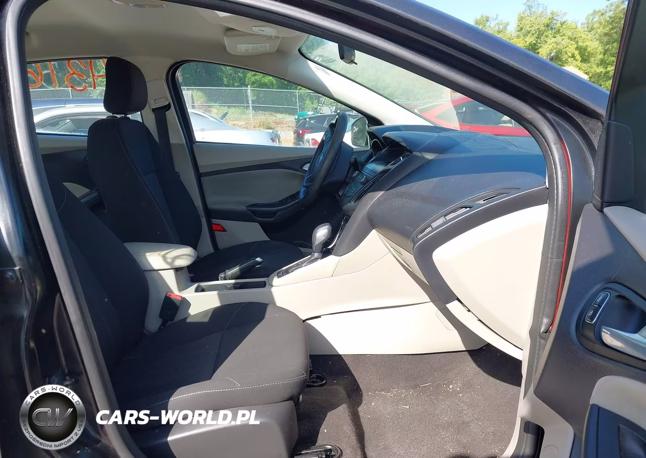 2018 Ford Focus Se VIN:1FADP3F21JL242924 - 5