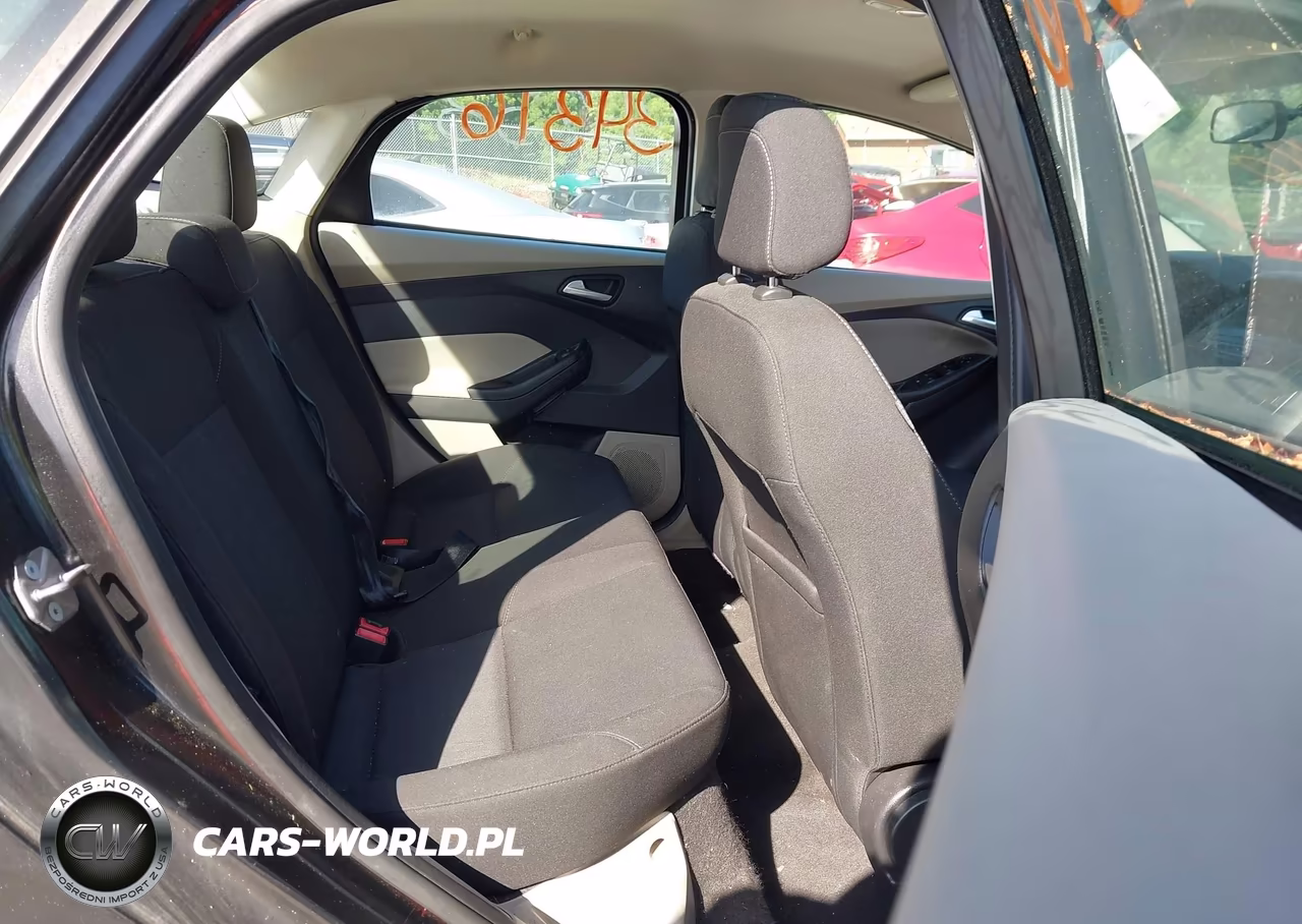 2018 Ford Focus Se VIN:1FADP3F21JL242924 - 8