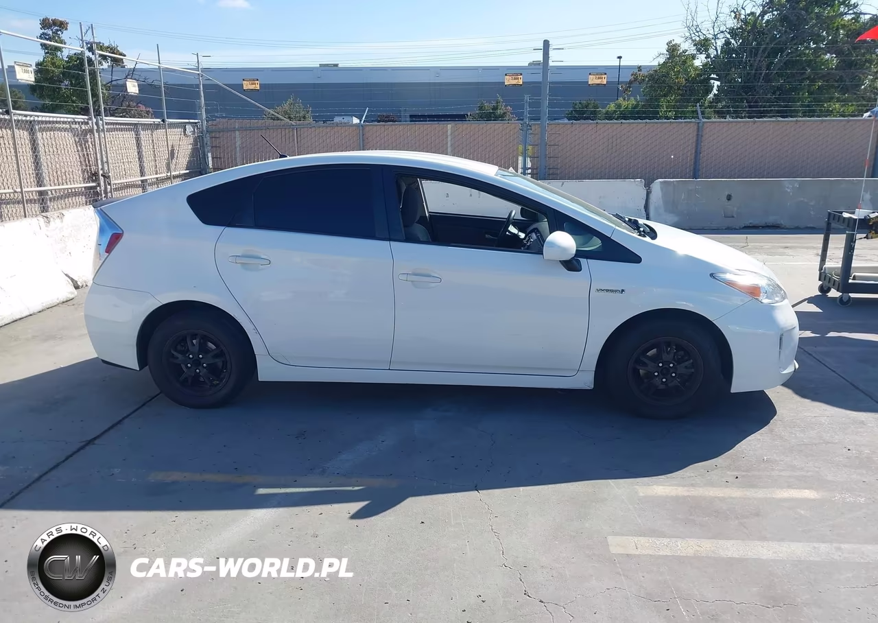 2013 Toyota Prius Two VIN:JTDKN3DU2D5602464 - 13