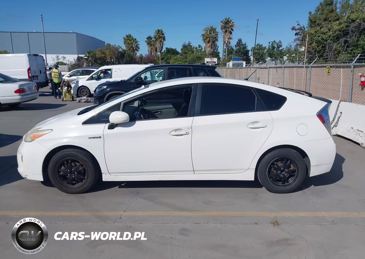 2013 Toyota Prius Two VIN:JTDKN3DU2D5602464 - 14