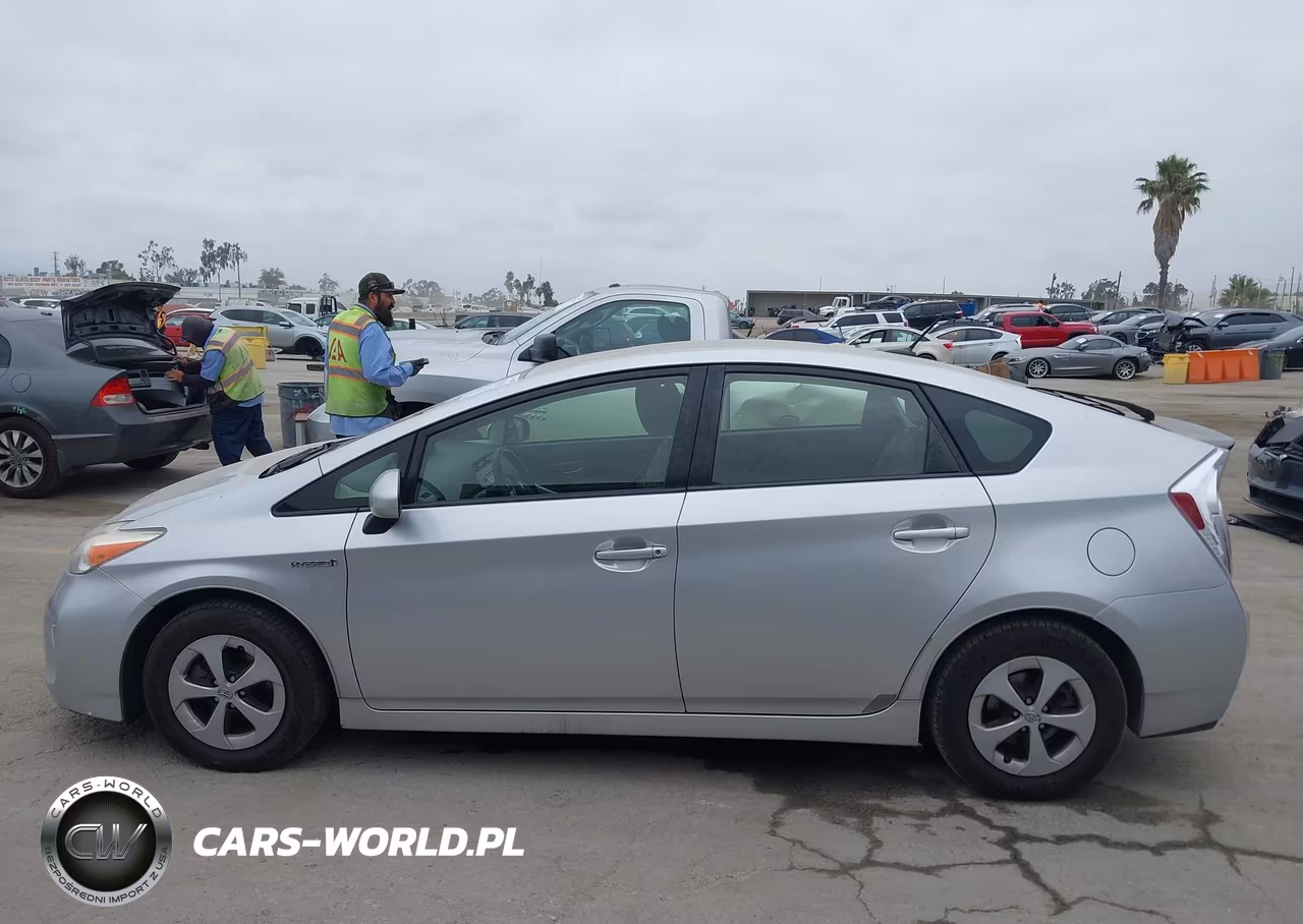 2013 Toyota Prius Three VIN:JTDKN3DUXD5539016 - 14