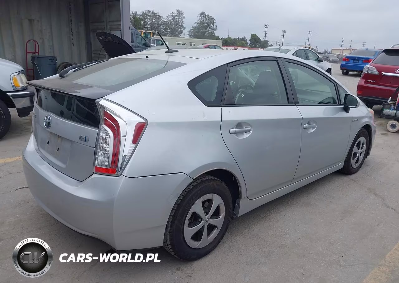 2013 Toyota Prius Three VIN:JTDKN3DUXD5539016 - 4