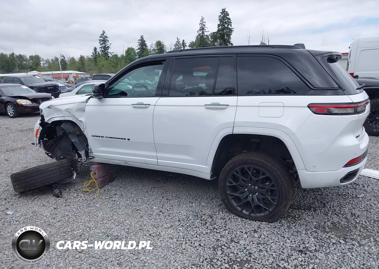 2025 Jeep Grand Cherokee Summit 4X4 VIN:1C4RJHEG3S8689724 - 15