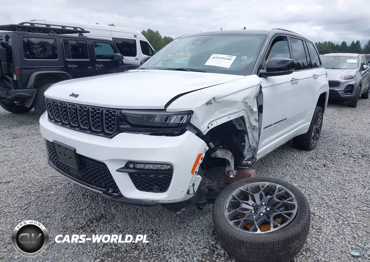 2025 Jeep Grand Cherokee Summit 4X4 VIN:1C4RJHEG3S8689724 - 2