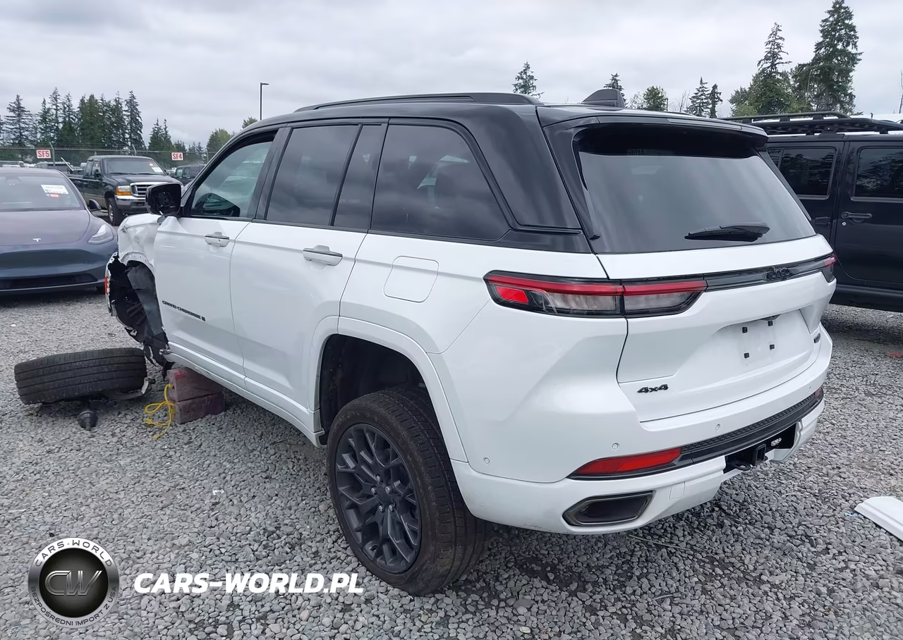 2025 Jeep Grand Cherokee Summit 4X4 VIN:1C4RJHEG3S8689724 - 3