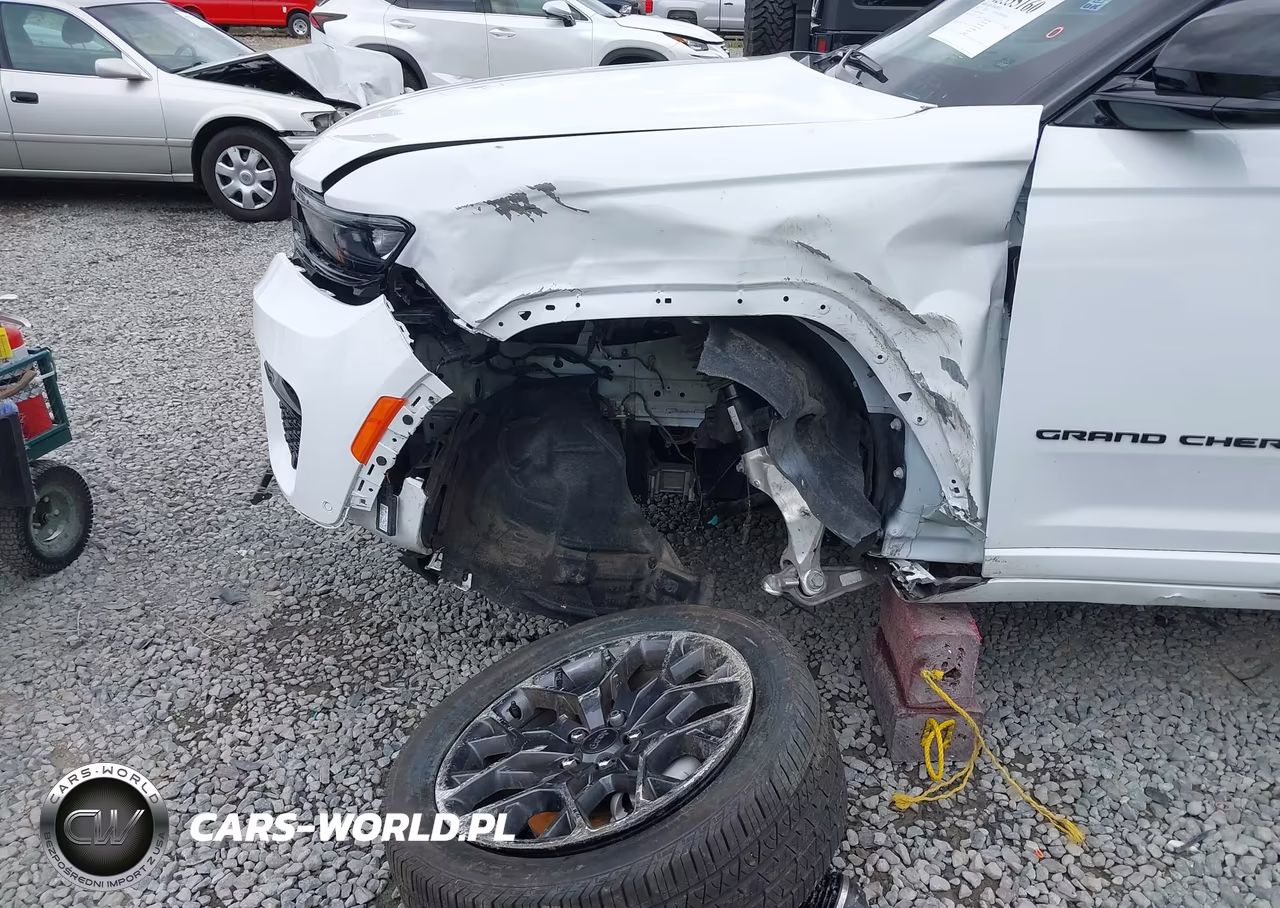 2025 Jeep Grand Cherokee Summit 4X4 VIN:1C4RJHEG3S8689724 - 6