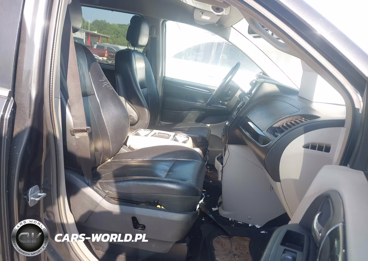 2011 Chrysler Town & Country Touring-L VIN:2A4RR8DG8BR796762 - 5