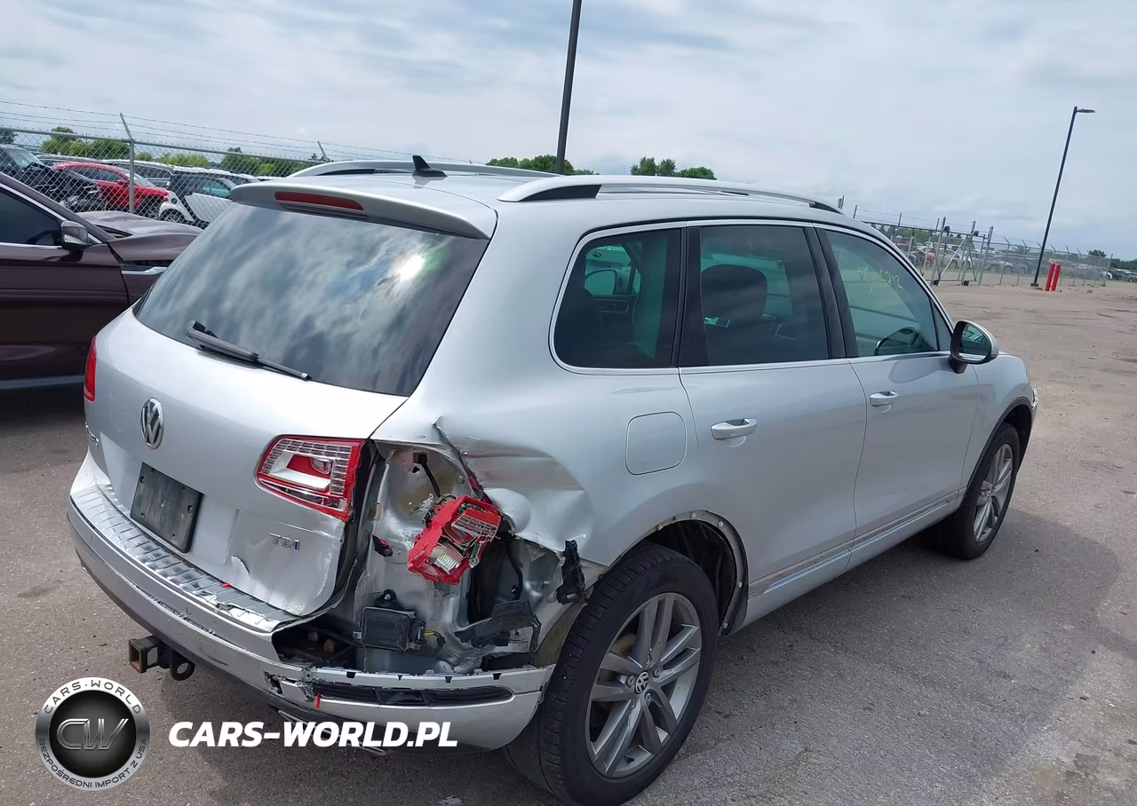 2015 Volkswagen Touareg Tdi Lux VIN:WVGEP9BP5FD002114 - 4