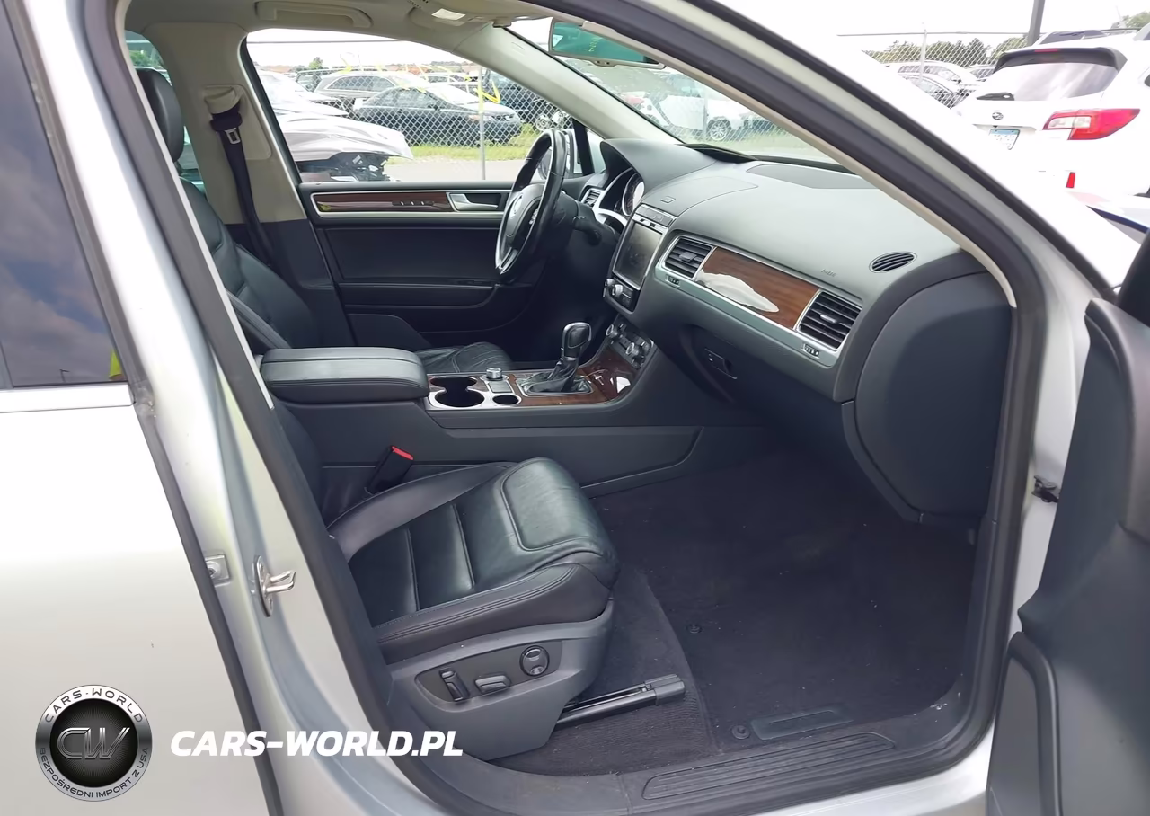 2015 Volkswagen Touareg Tdi Lux VIN:WVGEP9BP5FD002114 - 5