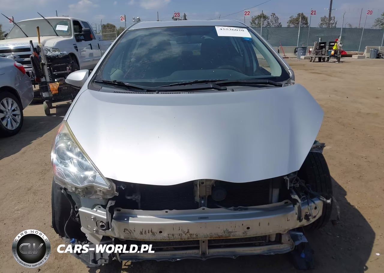 2014 Toyota Prius C Three VIN:JTDKDTB31E1076222 - 13