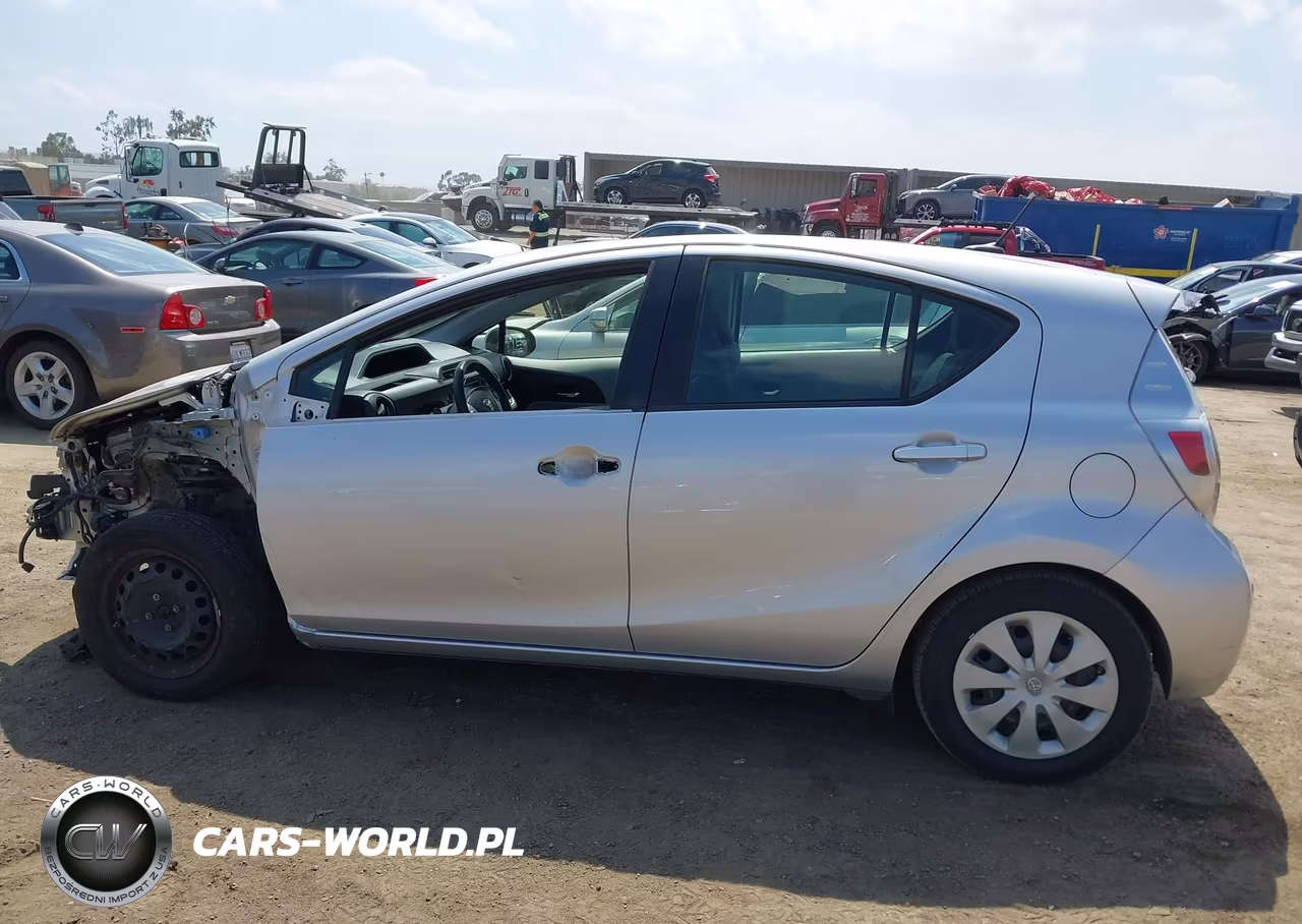 2014 Toyota Prius C Three VIN:JTDKDTB31E1076222 - 15