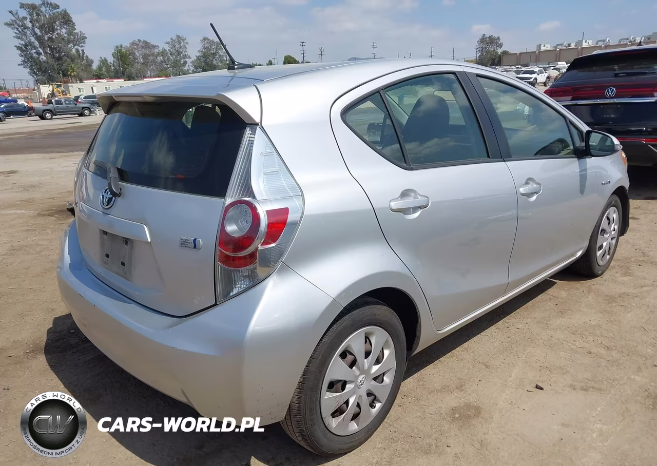 2014 Toyota Prius C Three VIN:JTDKDTB31E1076222 - 4