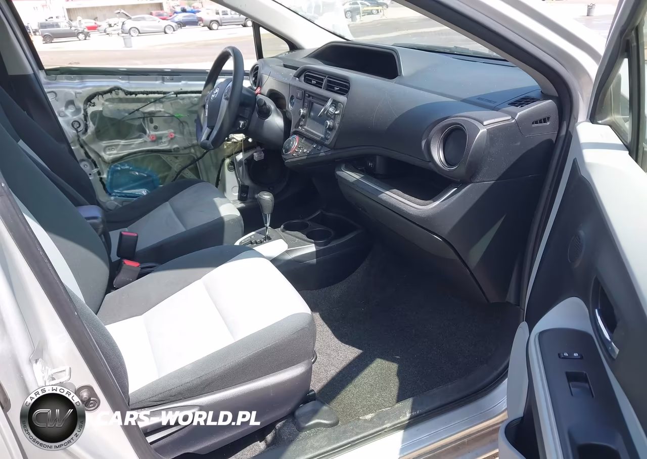2014 Toyota Prius C Three VIN:JTDKDTB31E1076222 - 5
