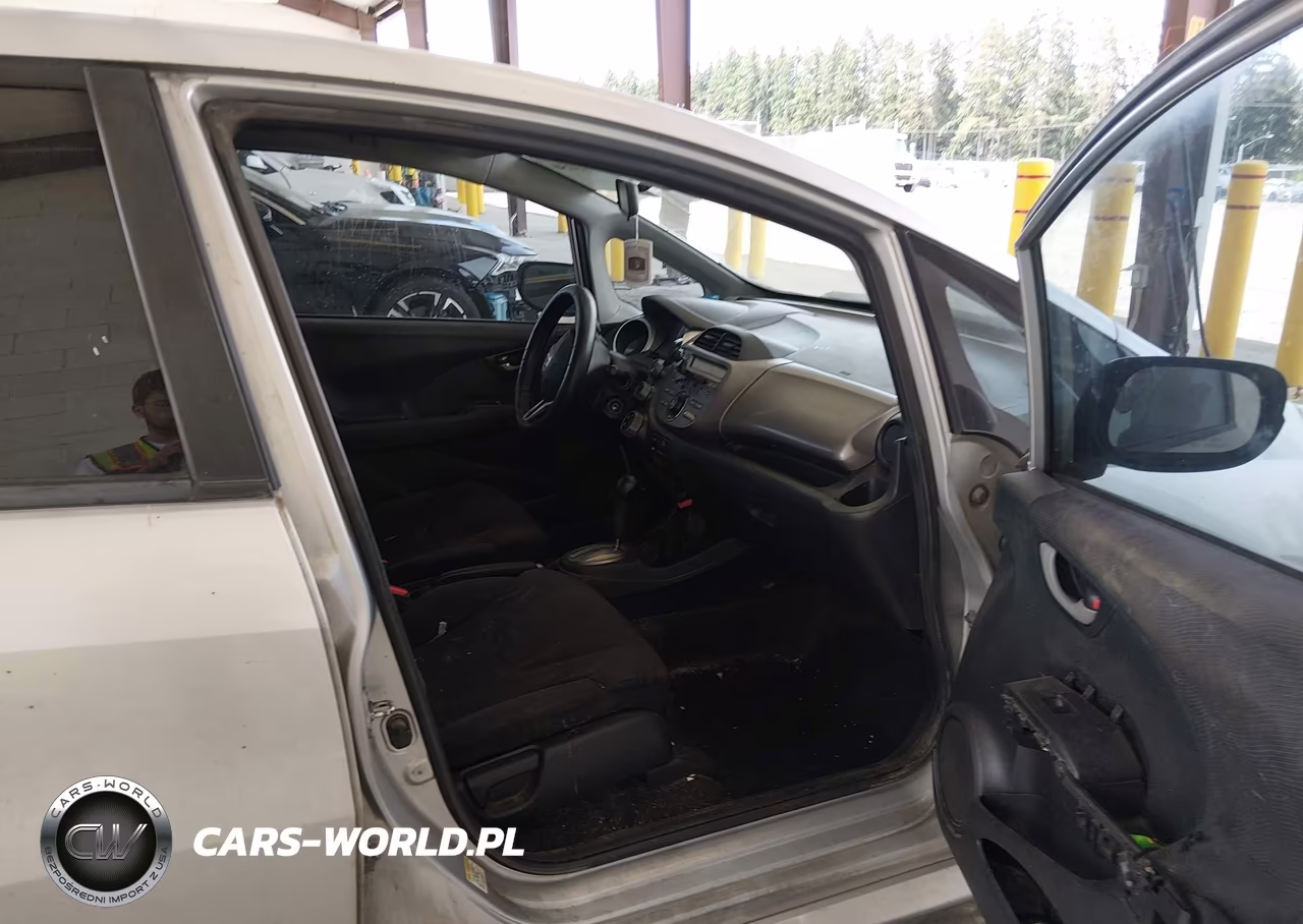 2011 Honda Fit Sport VIN:JHMGE8H5XBS009518 - 5