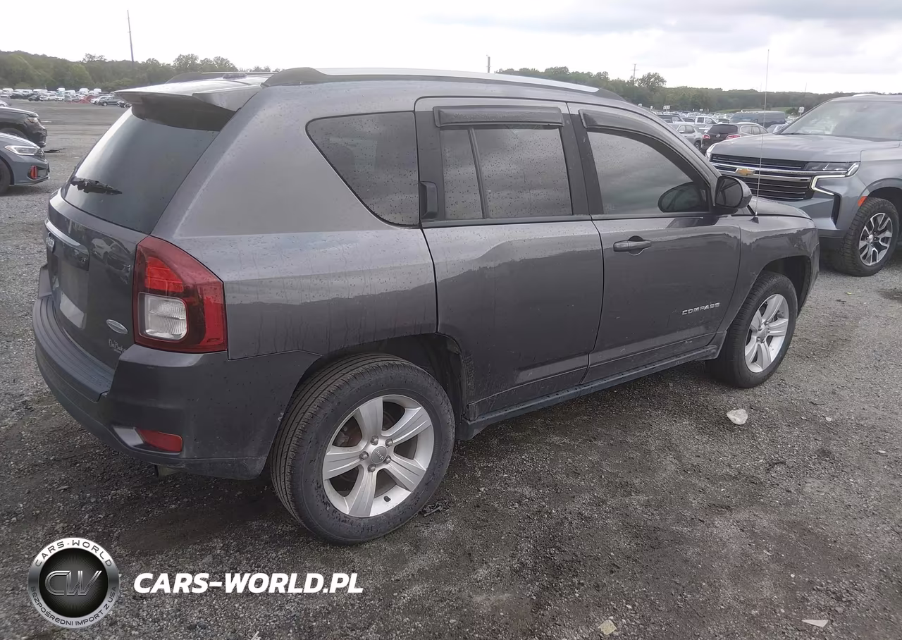 2015 Jeep Compass Latitude VIN:1C4NJDEBXFD409452 - 4