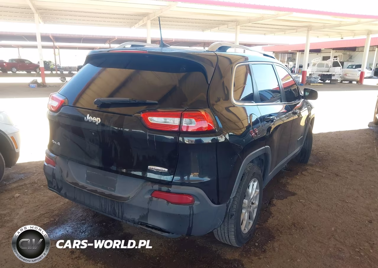 2018 Jeep Cherokee Latitude 4X4 VIN:1C4PJMCB7JD528824 - 4