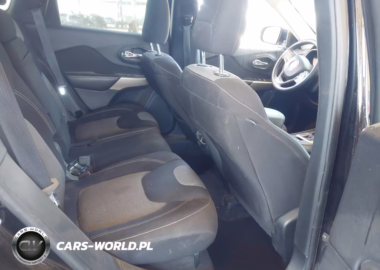2018 Jeep Cherokee Latitude 4X4 VIN:1C4PJMCB7JD528824 - 8