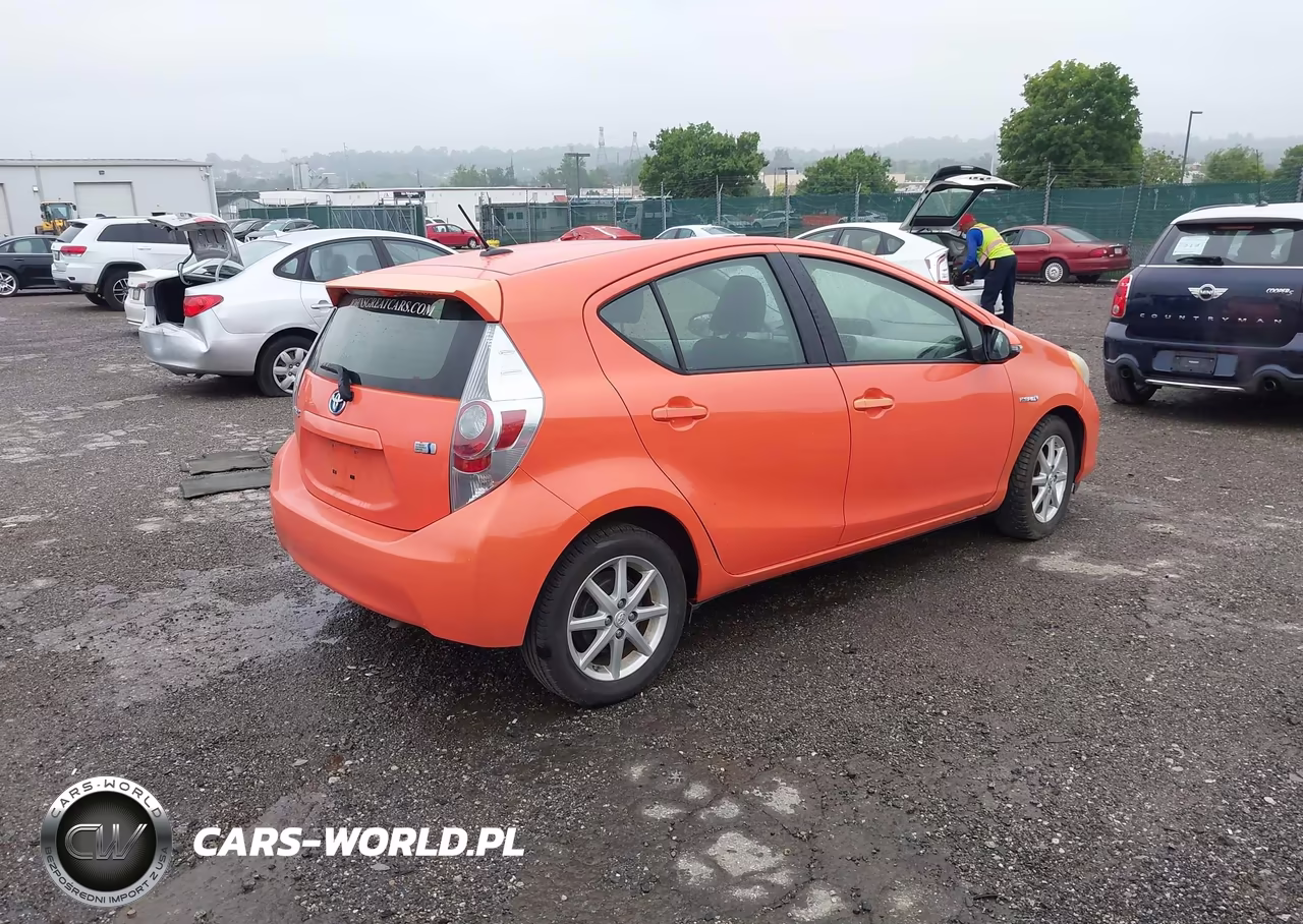 2012 Toyota Prius C Three VIN:JTDKDTB36C1010861 - 4