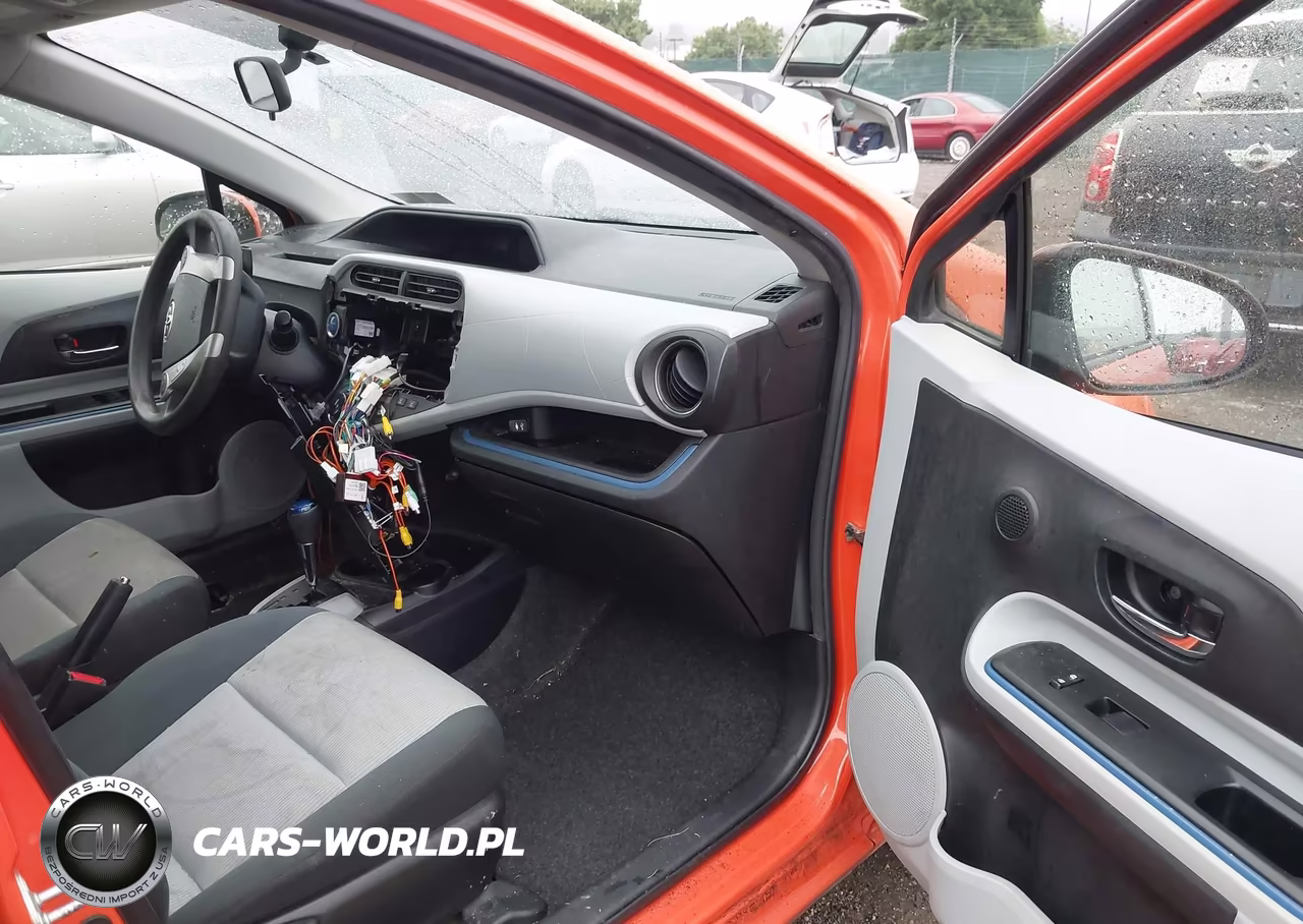 2012 Toyota Prius C Three VIN:JTDKDTB36C1010861 - 5