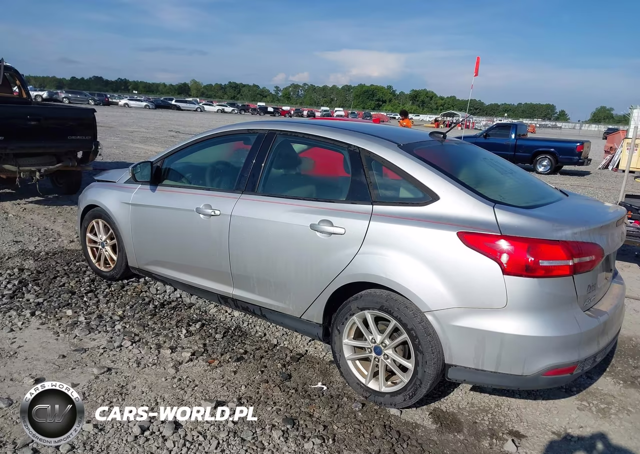 2015 Ford Focus Se VIN:1FADP3F26FL353878 - 3