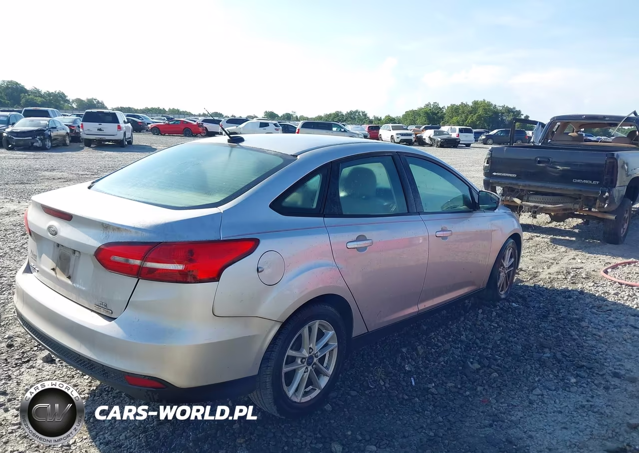 2015 Ford Focus Se VIN:1FADP3F26FL353878 - 4
