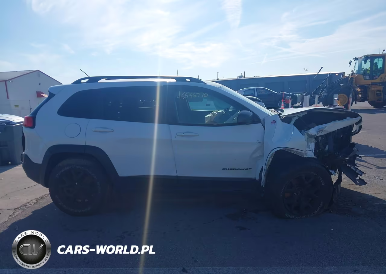 2015 Jeep Cherokee Trailhawk VIN:1C4PJMBSXFW623648 - 13