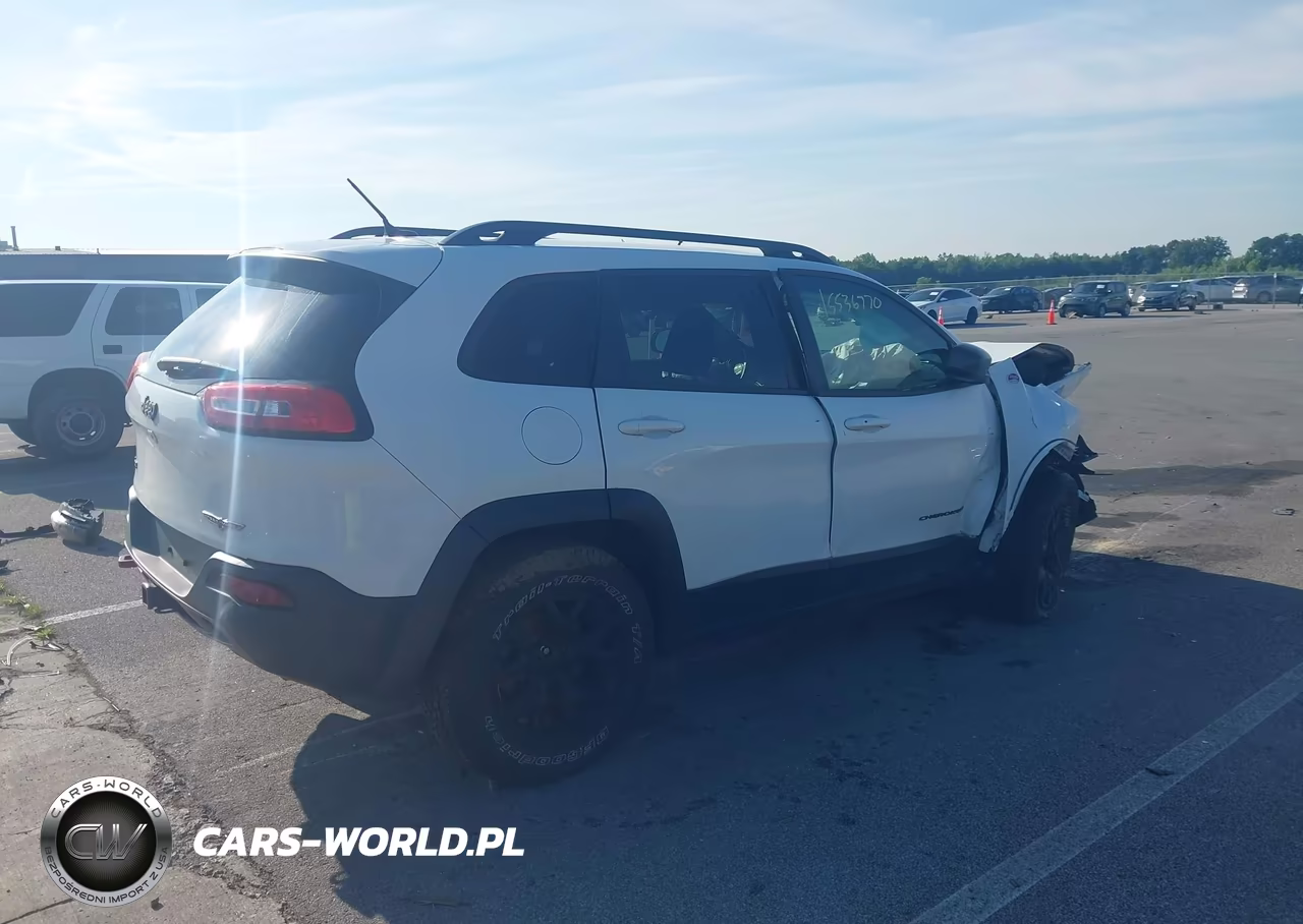 2015 Jeep Cherokee Trailhawk VIN:1C4PJMBSXFW623648 - 4