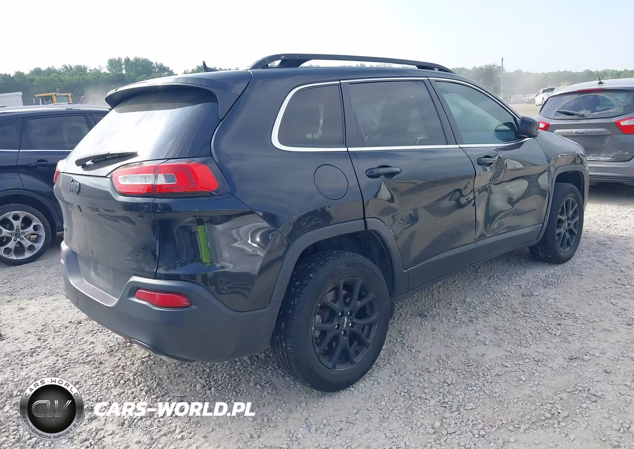 2016 Jeep Cherokee Latitude VIN:1C4PJMCS2GW145628 - 4