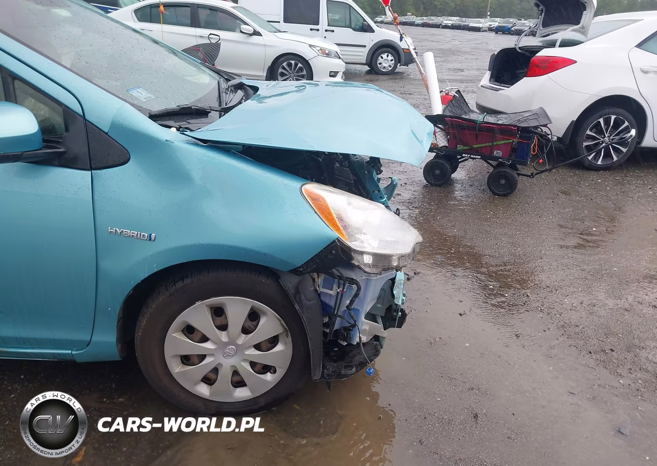 2013 Toyota Prius C Two VIN:JTDKDTB3XD1057604 - 18