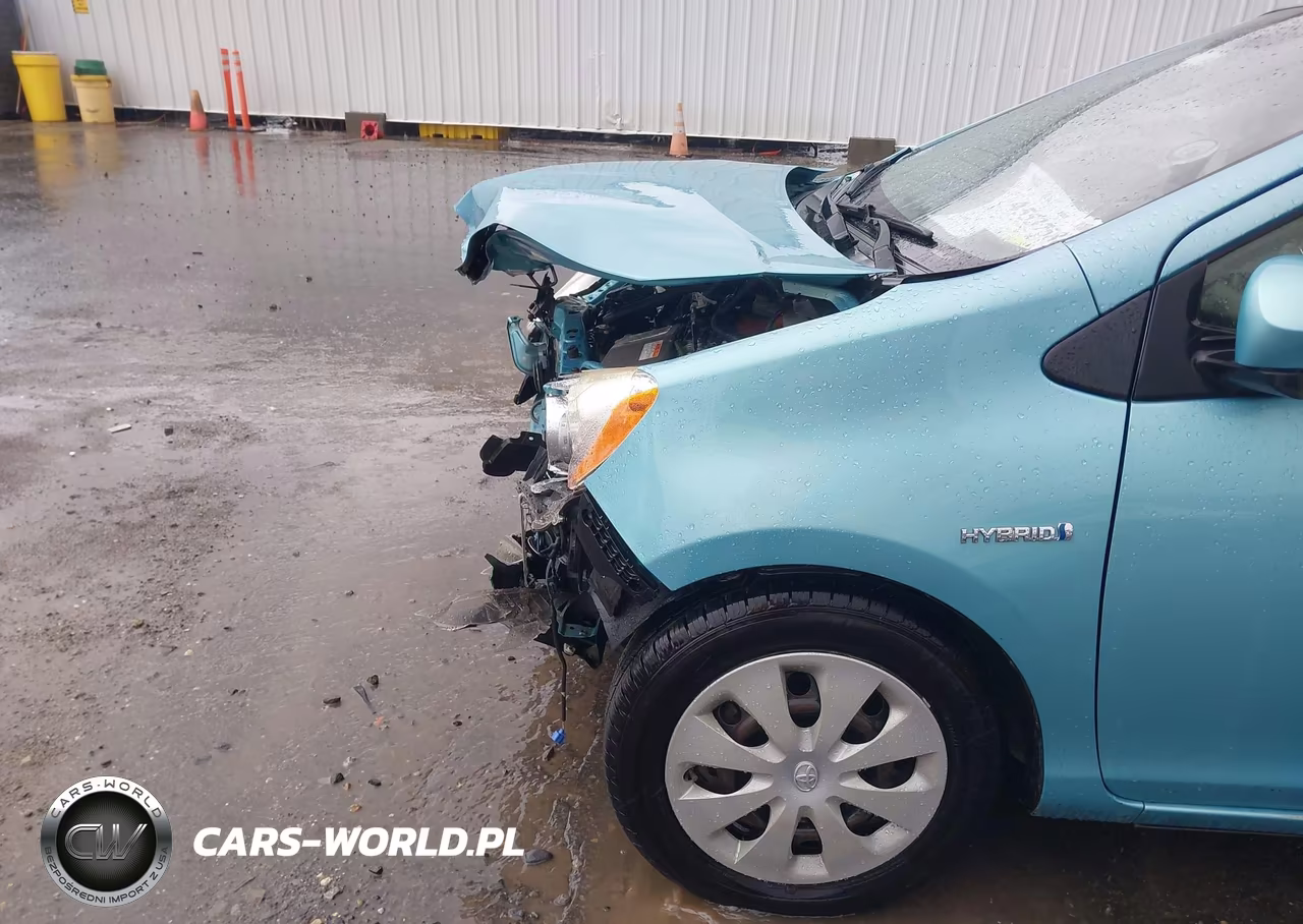 2013 Toyota Prius C Two VIN:JTDKDTB3XD1057604 - 19