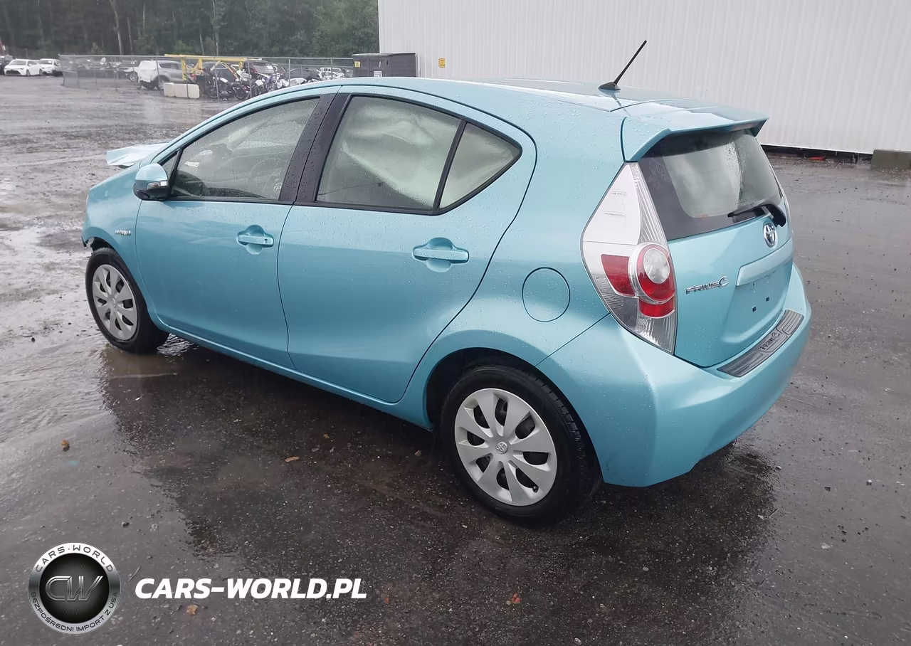 2013 Toyota Prius C Two VIN:JTDKDTB3XD1057604 - 3