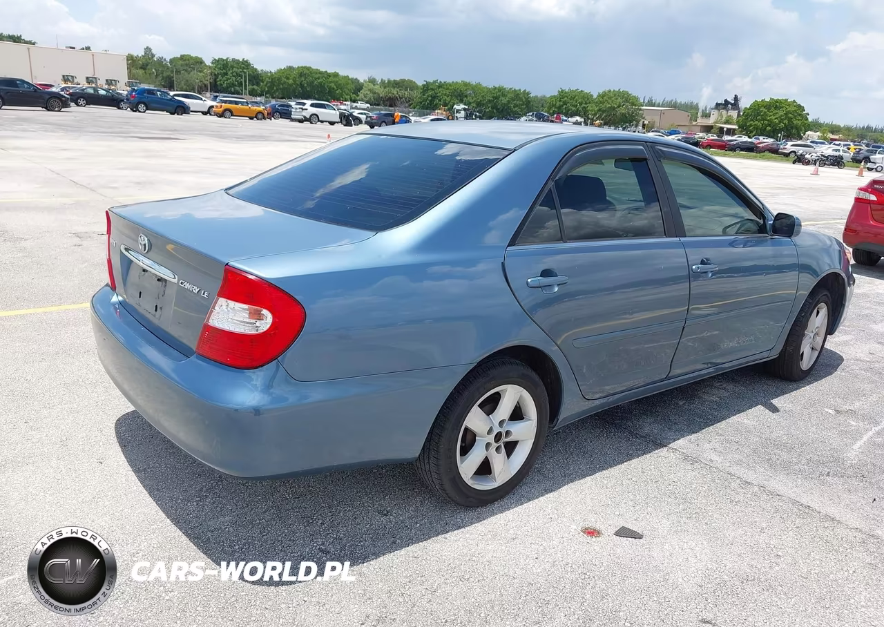 2002 Toyota Camry Le VIN:JTDBE32K220109797 - 4