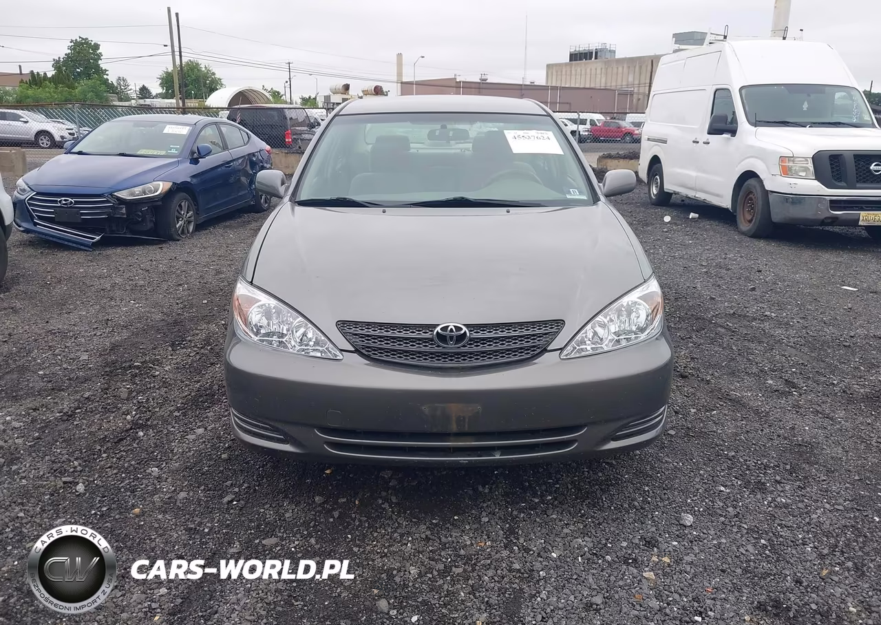 2003 Toyota Camry Le VIN:JTDBE32K630147650 - 12