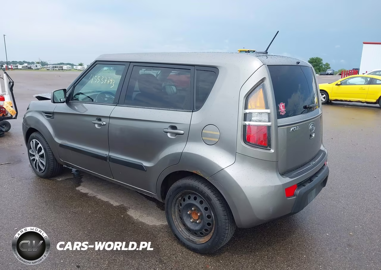 2011 Kia Soul + VIN:KNDJT2A21B7332580 - 3