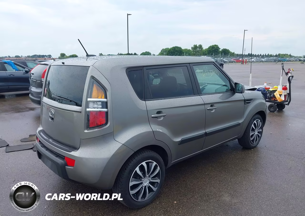 2011 Kia Soul + VIN:KNDJT2A21B7332580 - 4