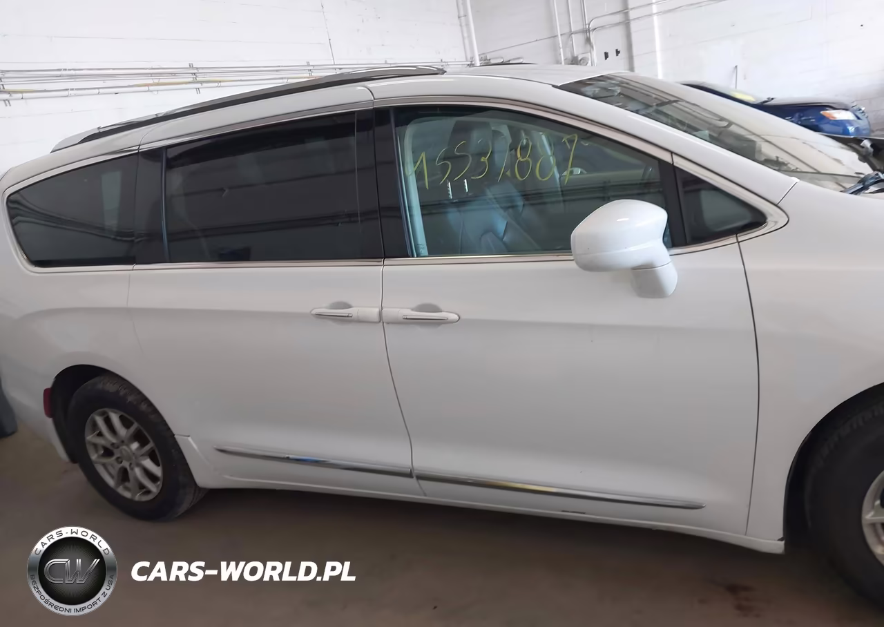 2020 Chrysler Pacifica Touring L VIN:2C4RC1BG3LR134767 - 13