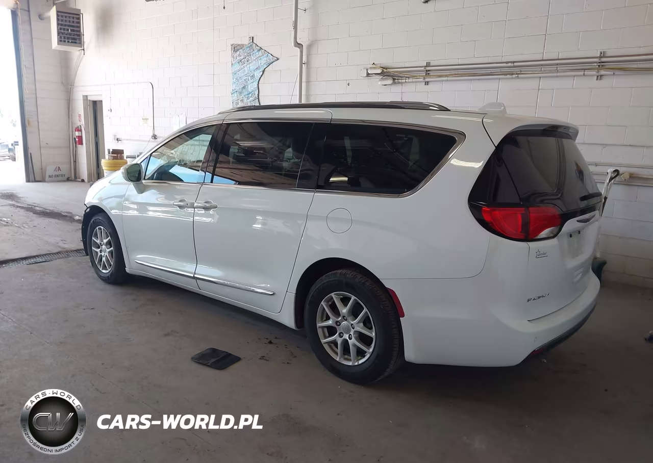 2020 Chrysler Pacifica Touring L VIN:2C4RC1BG3LR134767 - 3