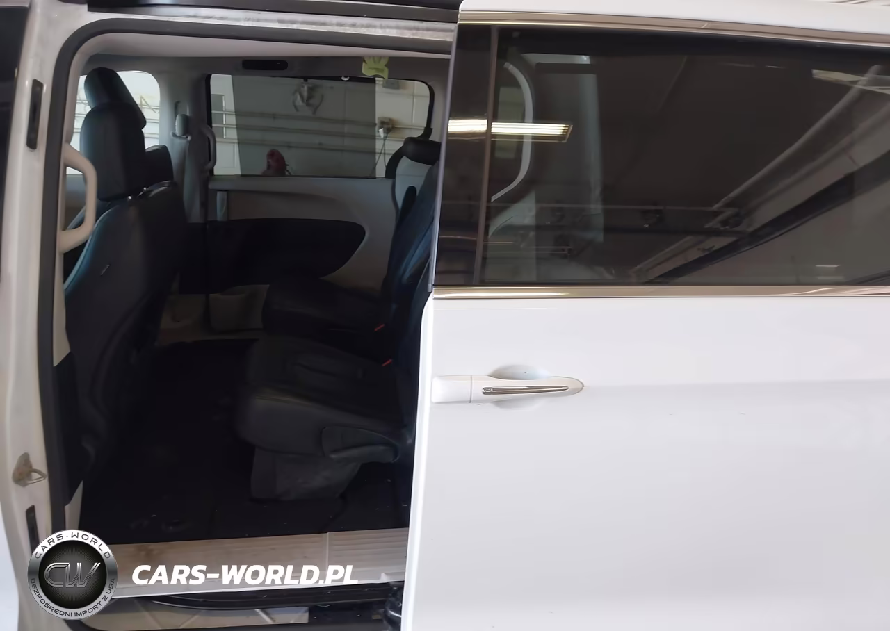2020 Chrysler Pacifica Touring L VIN:2C4RC1BG3LR134767 - 8