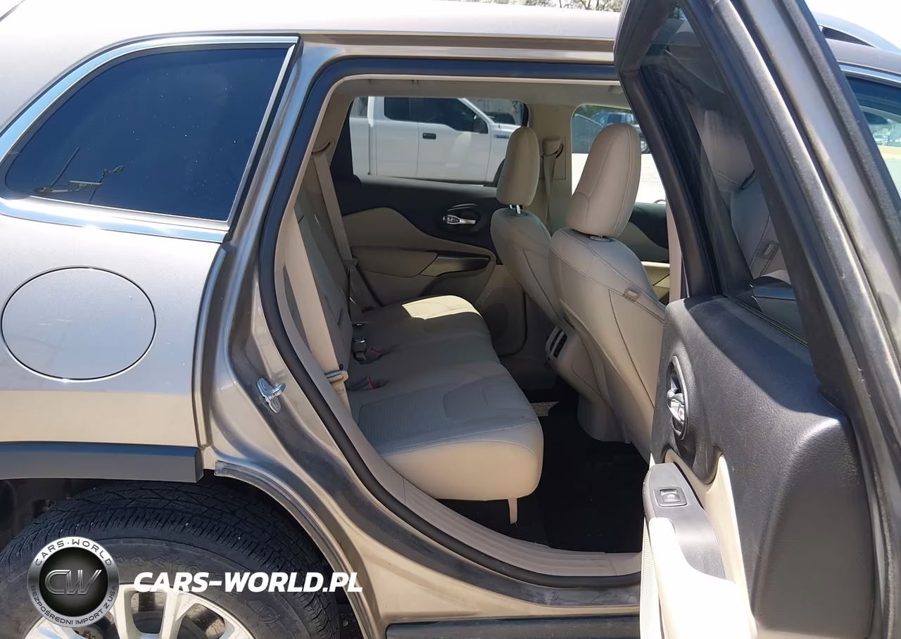 2019 Jeep Cherokee Latitude 4X4 VIN:1C4PJMCX3KD112511 - 8