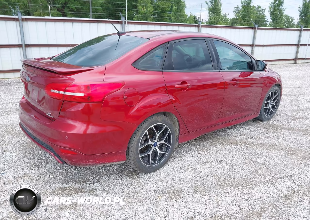 2015 Ford Focus Se VIN:1FADP3F29FL323869 - 4