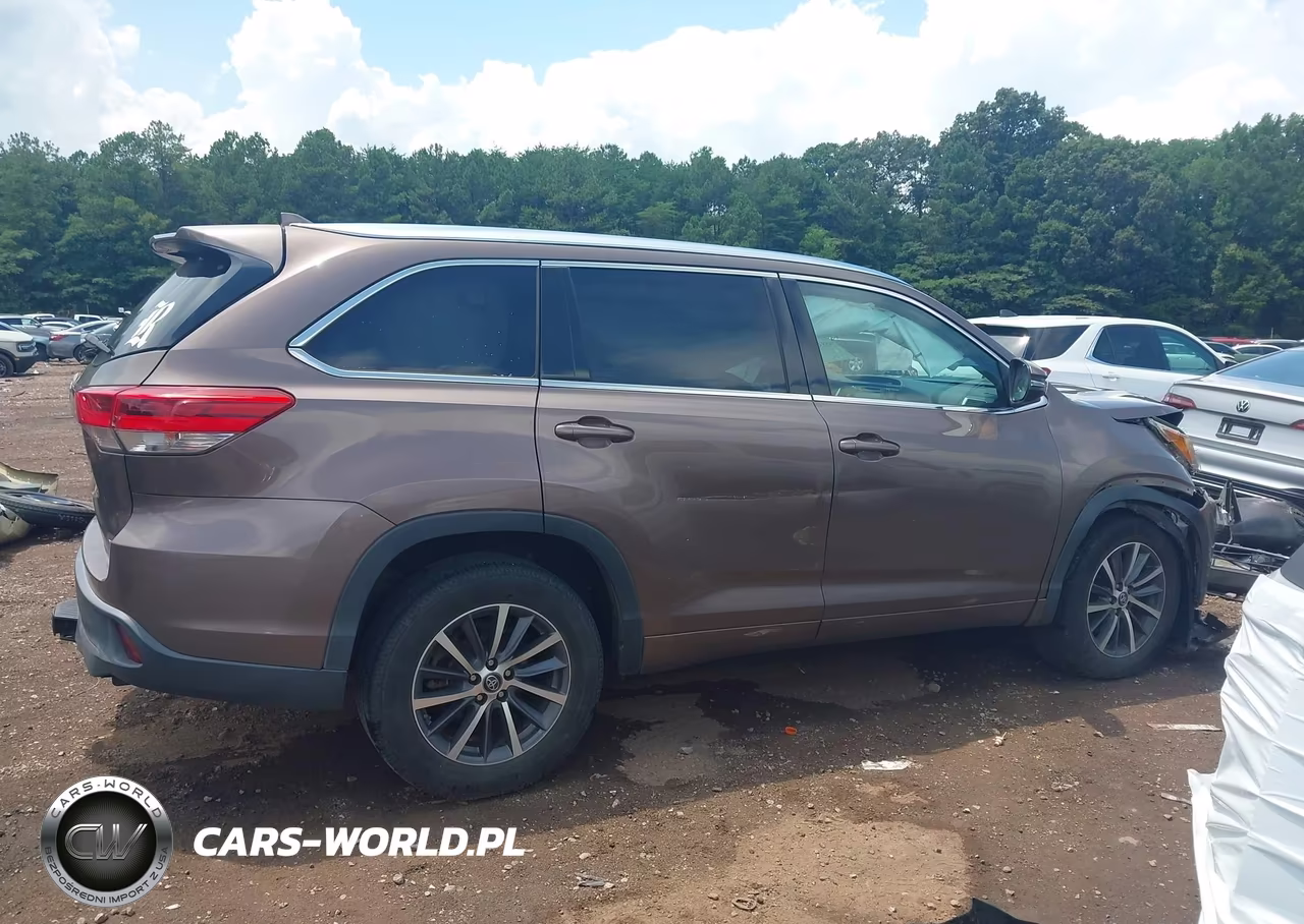 2018 Toyota Highlander Xle VIN:5TDKZRFH4JS260836 - 13