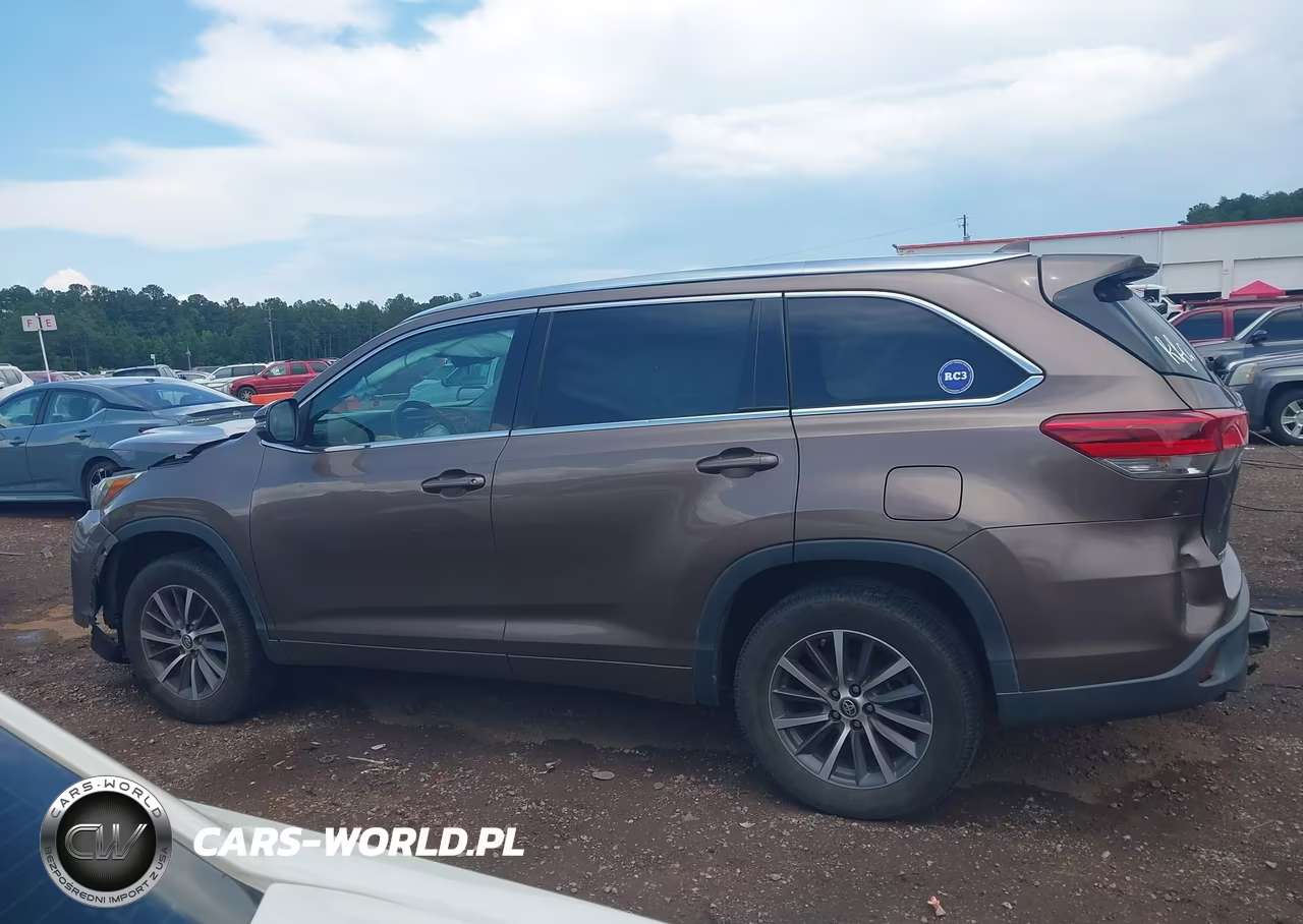 2018 Toyota Highlander Xle VIN:5TDKZRFH4JS260836 - 14