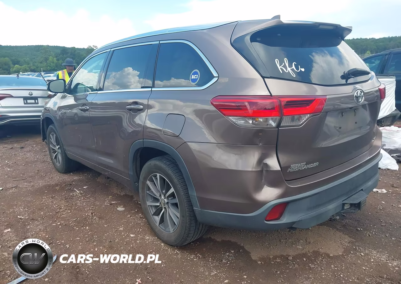 2018 Toyota Highlander Xle VIN:5TDKZRFH4JS260836 - 3
