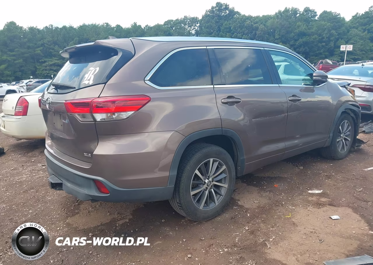 2018 Toyota Highlander Xle VIN:5TDKZRFH4JS260836 - 4