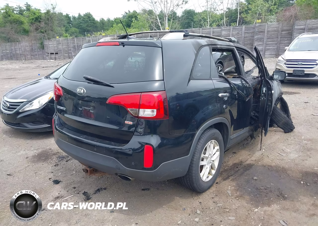 2015 Kia Sorento Lx VIN:5XYKTDA64FG605023 - 4