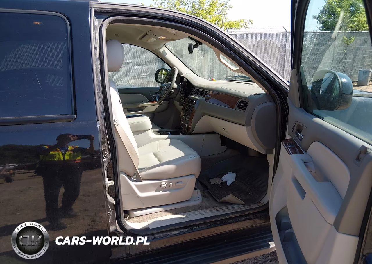 2013 Chevrolet Suburban Lt VIN:1GNSKJE70DR148074 - 5