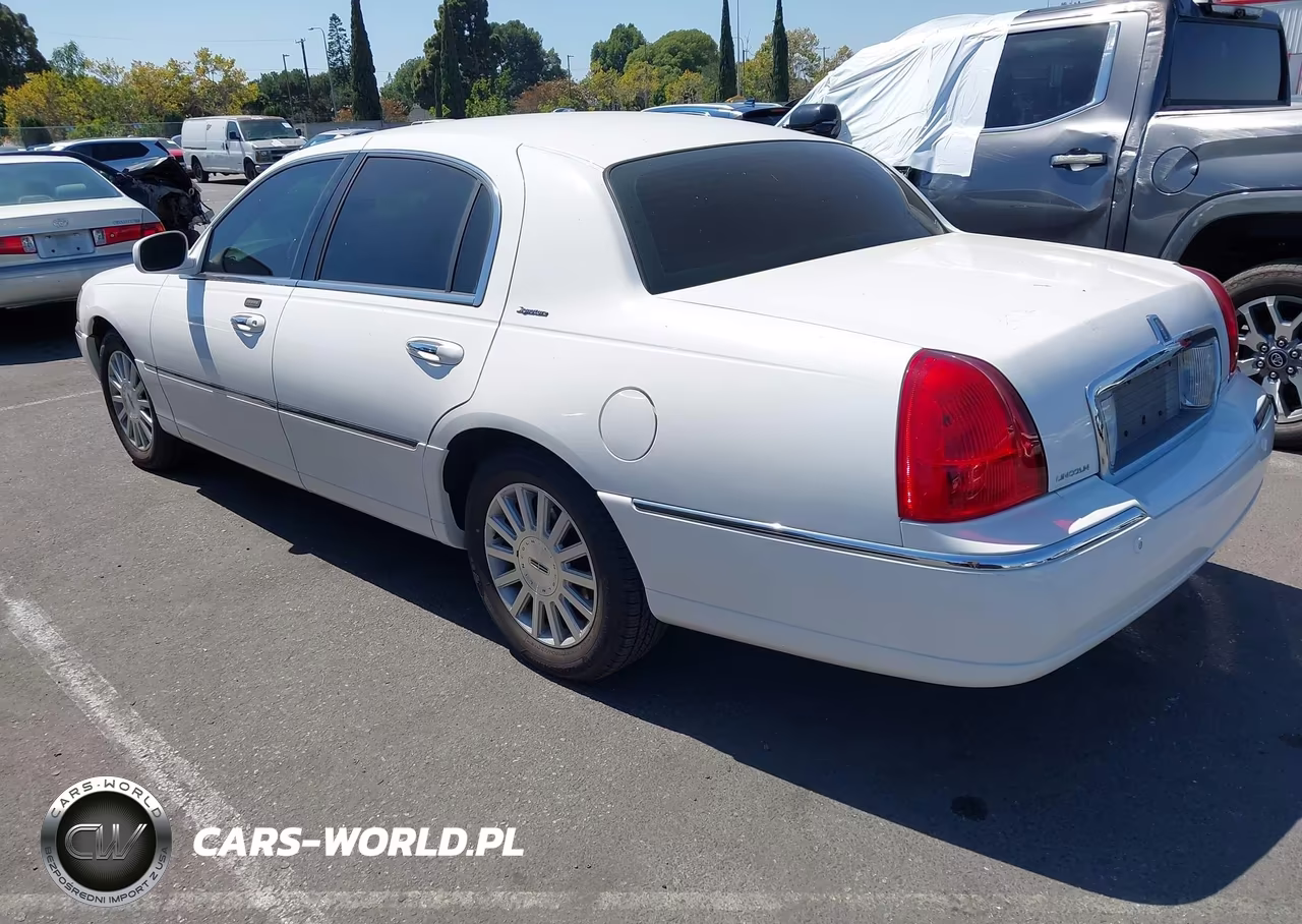2003 Lincoln Town Car Signature VIN:1LNHM82W13Y667264 - 3