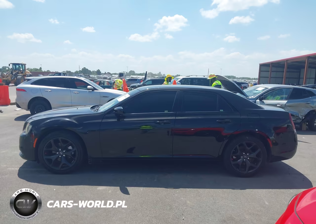 2022 Chrysler 300 Touring VIN:2C3CCAAG2NH203761 - 14