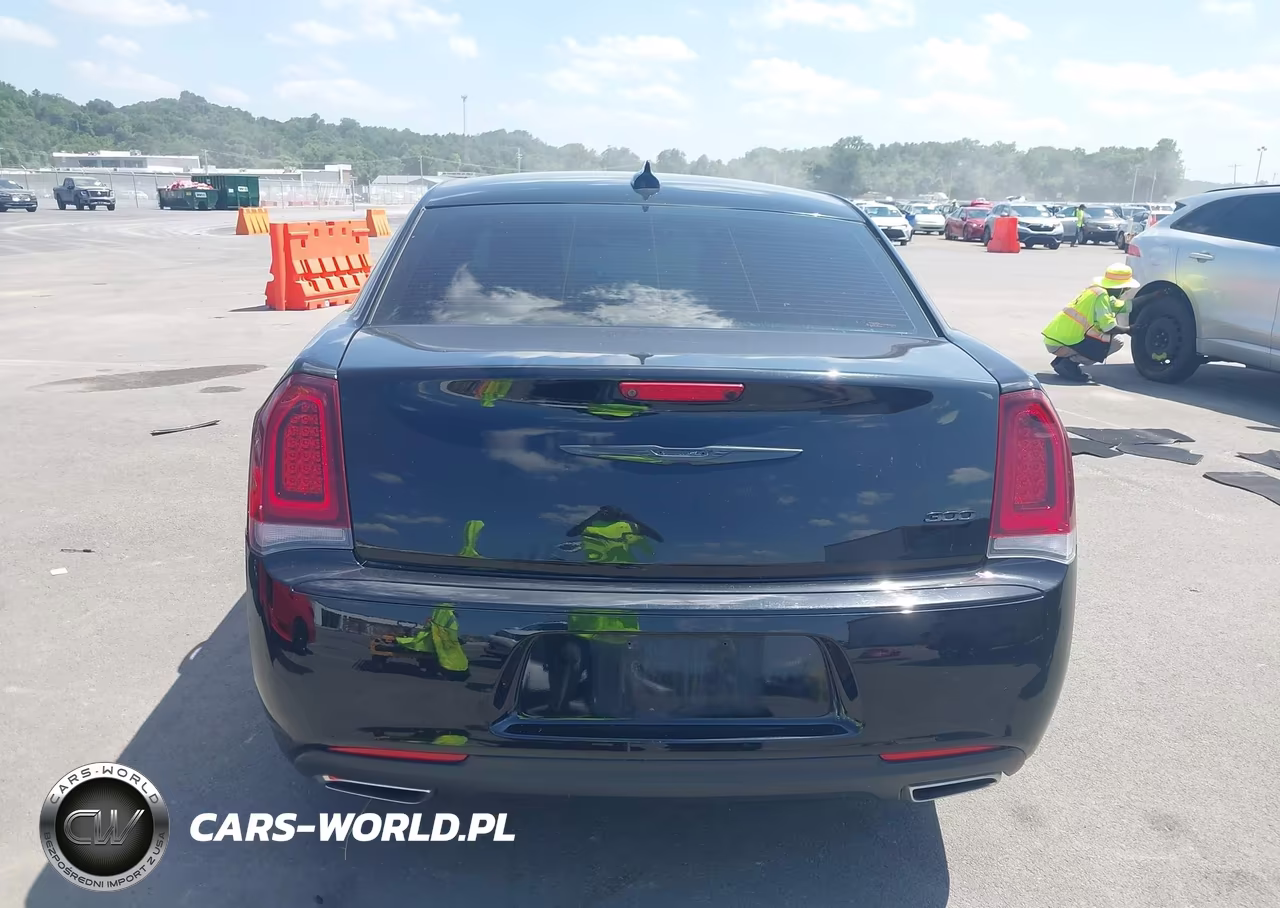 2022 Chrysler 300 Touring VIN:2C3CCAAG2NH203761 - 16